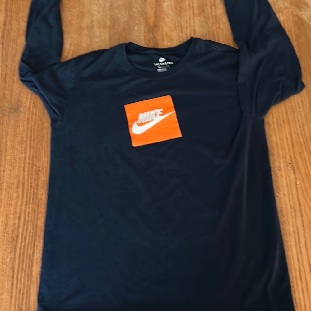 Men’s Nike Long Sleeve Graphic T-Shirt, Large, Navy